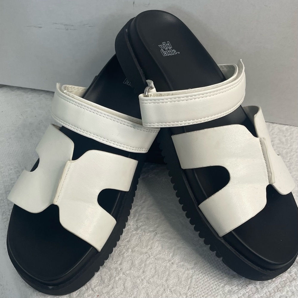 Wild Fable  Haley White and Black Sandals~ Size 6 1/2‎ ~ Summertime slides